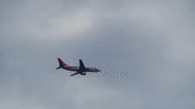 Uçak gökyüzü karşı bir arka plan, bulutlarda uçuyor.