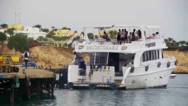 Barco de cruzeiro com passageiros Aproxima-se do cais no Mar Vermelho. Movimento lento — Vídeo de Stock