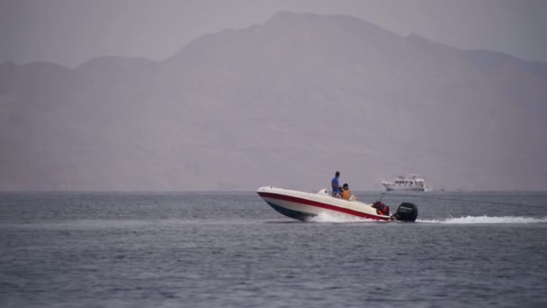 Wasser extreme Stoßstange Röhrenfahrt hinter dem Boot auf dem roten Meer. Zeitlupe — Stockvideo