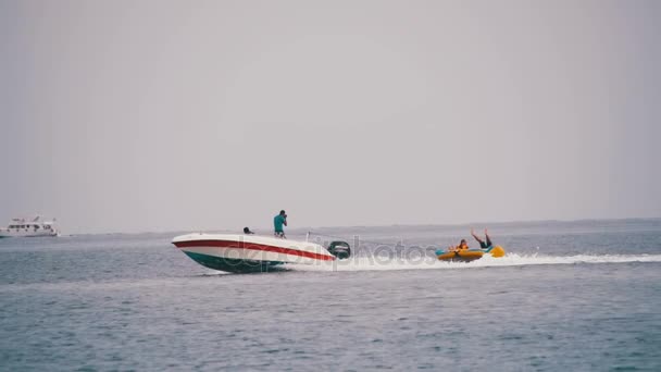 Tubo paraurti Cavalcare dietro la barca sul Mar Rosso. Rallentatore — Video Stock