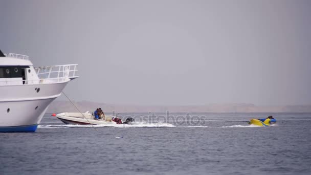 Jazda w tubie zderzak za łodzi na Morze Czerwone. Zwolnionym tempie — Wideo stockowe