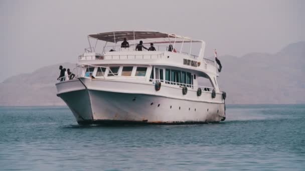 Cruise boot drijvers in de rode zee — Stockvideo