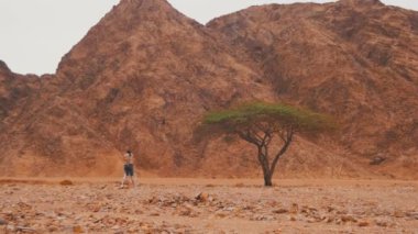 Kadın kameraman ile Tripod Mısır çöl.