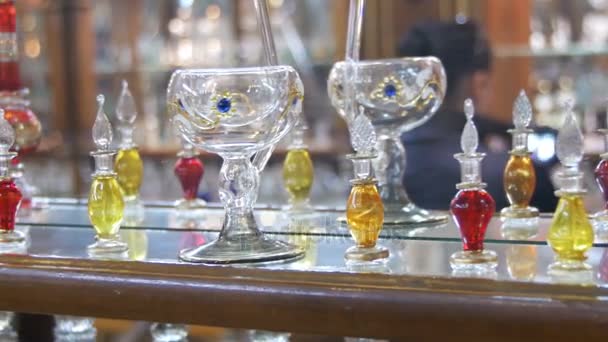 Garrafas de óleos essenciais usados na fabricação de perfumes exibidos em uma fileira — Vídeo de Stock