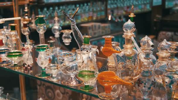 Garrafas de óleos essenciais usados na fabricação de perfumes exibidos em uma fileira — Vídeo de Stock