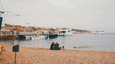 Bir maske ve şnorkel ve bir çocuk Red Sea'deki/daki Müslüman kadınla.