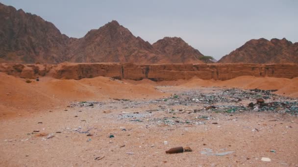 Мусор в пустыне Египта — стоковое видео