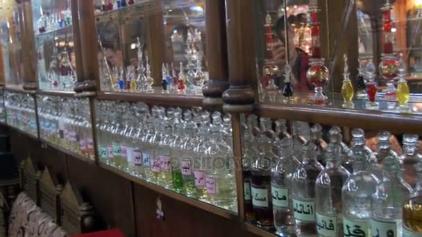 Botellas de aceites esenciales utilizadas en la fabricación de perfumes que se muestran en una fila — Vídeos de Stock