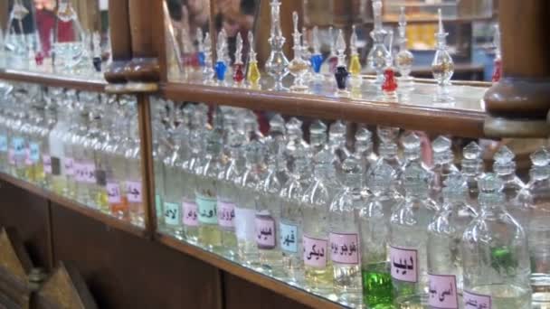 Botellas de aceites esenciales utilizadas en la fabricación de perfumes que se muestran en una fila — Vídeo de stock