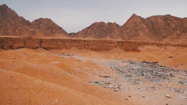 Мусорные отходы в пустыне Египта — стоковое видео