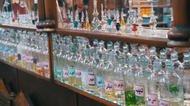 Бутылки эфирных масел, используемых в парфюмерии — стоковое видео