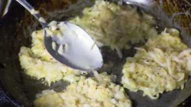 Patates Pancakes kızarmış bir Pan içinde Zaman atlamalı