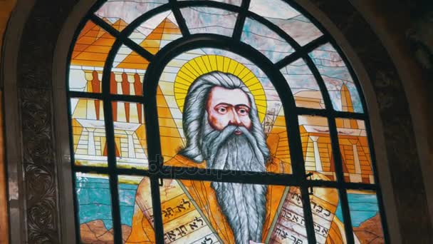 Ventana de vidrieras con un cuadro de Icono Señor Dios en la Iglesia cristiana — Vídeo de stock