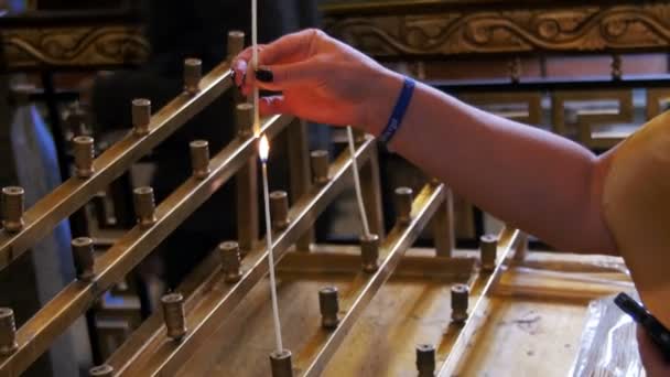 Donna mette candela nella Chiesa cristiana — Video Stock
