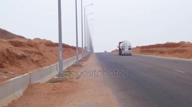 çöl yolda