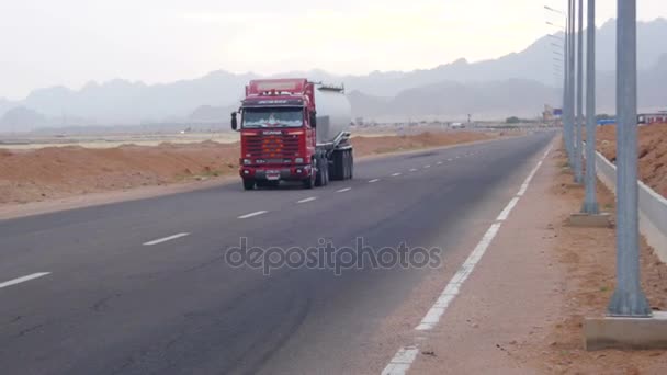 El coche está conduciendo en la carretera del desierto — Vídeo de stock