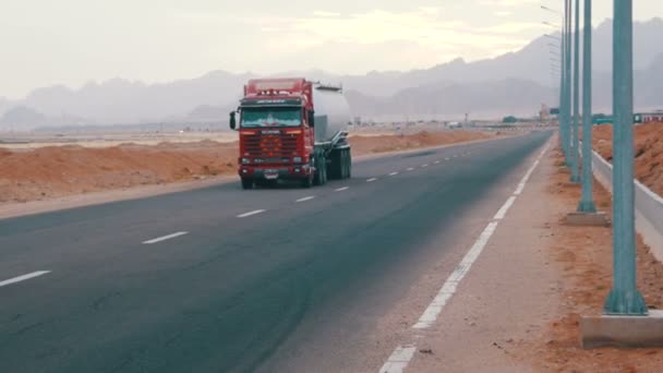 Bilen är Driving på Desert Road — Stockvideo