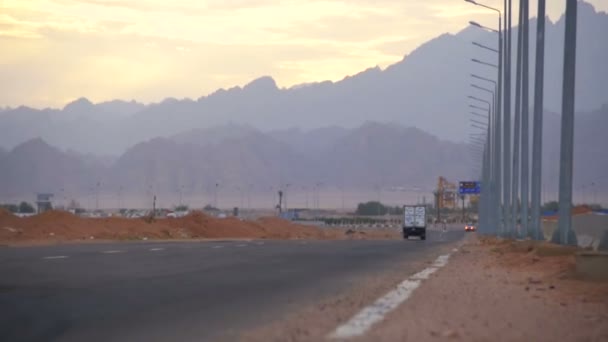 Bilen är Driving på Desert Road — Stockvideo