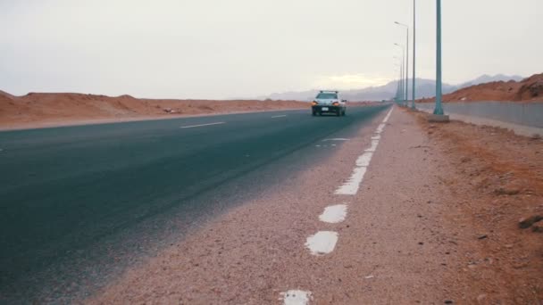 El coche está conduciendo en la carretera del desierto — Vídeos de Stock