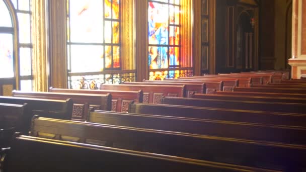 Holzbänke in einem christlichen Kirchenschiff — Stockvideo