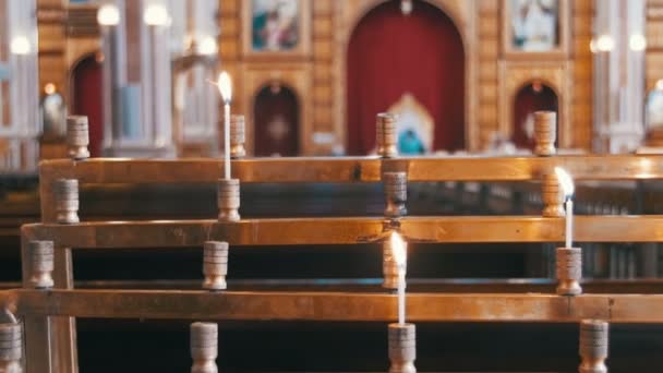 Kerze in der christlichen Kirche — Stockvideo