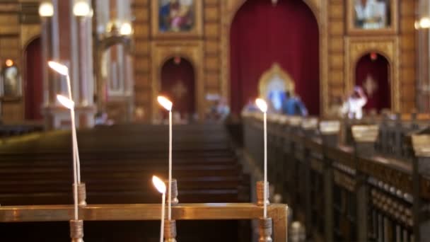 Свеча в христианской церкви — стоковое видео
