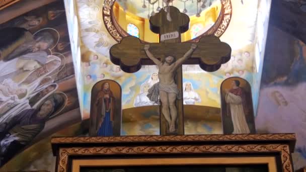 Ikona ukřižován Pán Bůh na kříži a 12 apoštolů v křesťanské církvi — Stock video