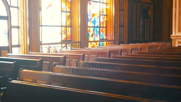 Holzbänke in einer christlichen Kirche — Stockvideo