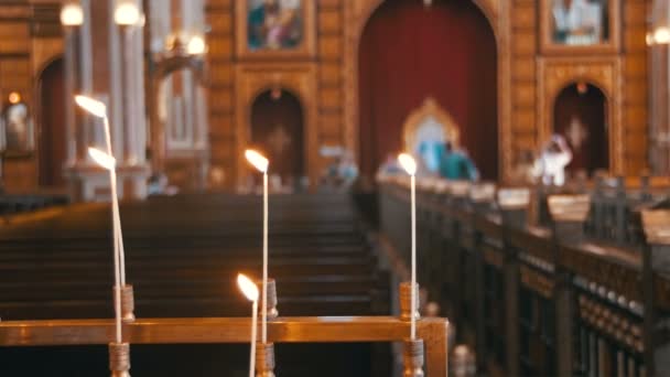 Vela en la Iglesia Cristiana — Vídeo de stock