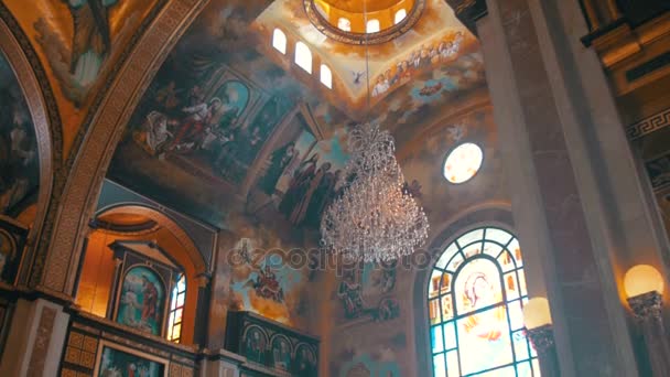 Die christliche Kirche, göttliche Ikone, Altar und religiöses Interieur — Stockvideo