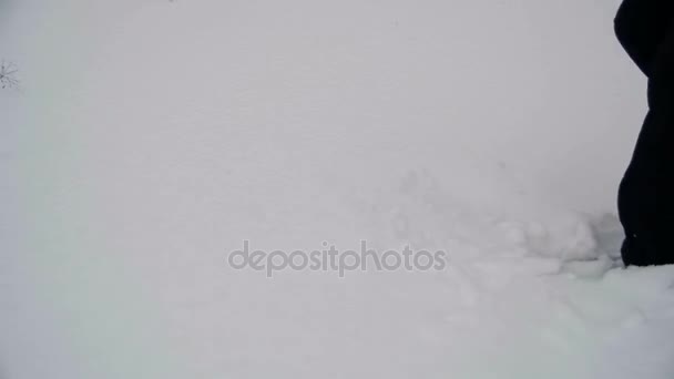 Hombre caminando en la nieve profunda. Moción lenta — Vídeos de Stock