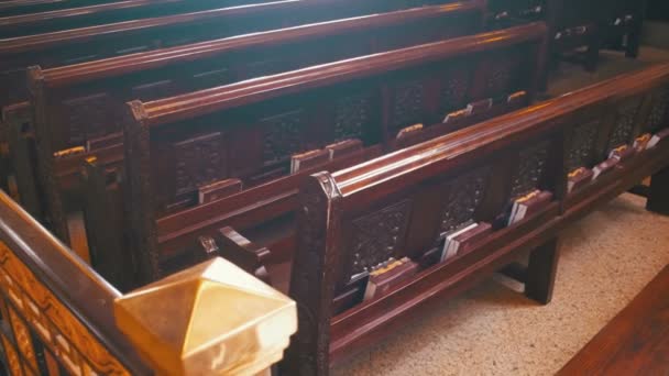 Bancos de madeira em uma igreja cristã — Vídeo de Stock