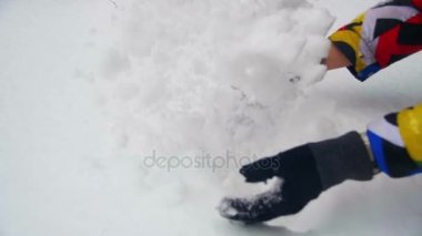 Adam ellerini fırlatır kabarık kar. Ağır çekim