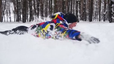 Adam kafa ilk derin kar ve eğlenceler içinde kış orman içine dalış. Ağır çekim