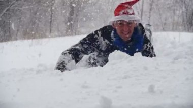 Adam kafa ilk derin kar ve eğlenceler içinde kış orman içine dalış. Ağır çekim