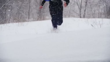 Mutlu bir adam dalış derin kar ve kış çam ormanı içinde eğleniyor. Ağır çekim