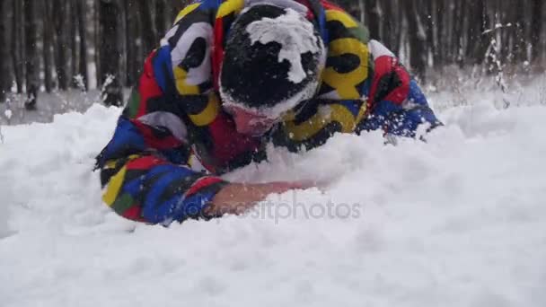 O homem mergulha primeiro na neve profunda e se diverte na floresta de inverno. Movimento lento — Vídeo de Stock