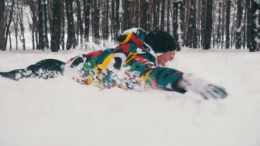 Adam kafa ilk derin kar ve eğlenceler içinde kış orman içine dalış. Ağır çekim