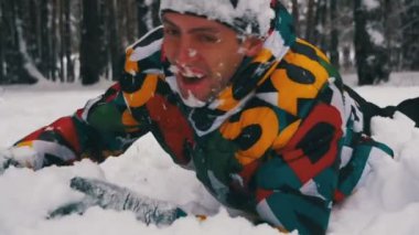Adam kafa ilk derin kar ve eğlenceler içinde kış orman içine dalış. Ağır çekim