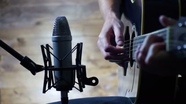 Akustische Gitarre im Studio aufnehmen — Stockvideo