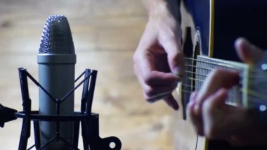 Ev stüdyosu üzerinde mikrofon akustik gitar kayıt