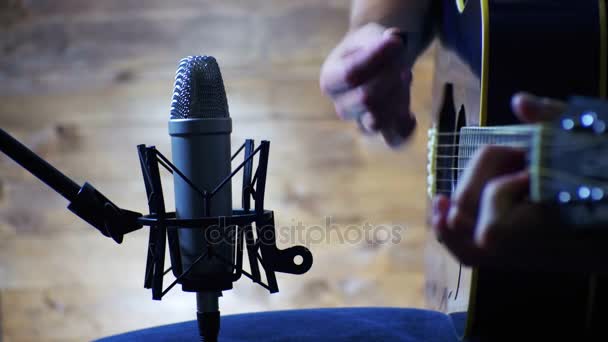 Музыкант Запись акустической гитары в микрофоне на домашней студии — стоковое видео