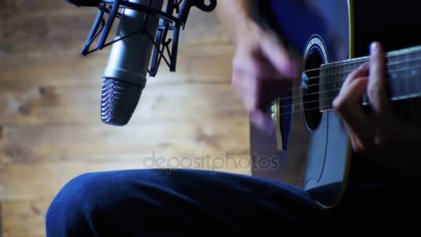 Muzyk nagrywania gitara akustyczna w mikrofon na domowym Studio — Wideo stockowe