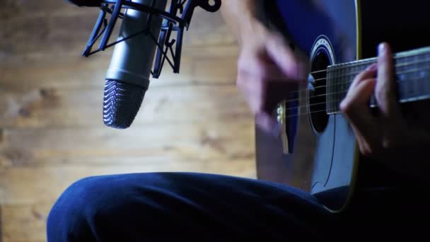 Musicien Enregistrement Guitare Acoustique au Microphone sur le Home Studio — Video