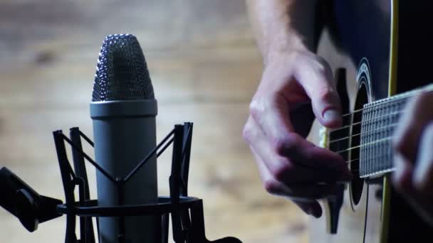 Grabación de música Guitarra acústica en micrófono en el Home Studio — Vídeo de stock