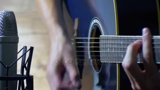 Músico Gravação Guitarra Acústica em Microfone no Home Studio — Vídeo de Stock