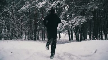 Kış ormanda koşu. Ağır çekim