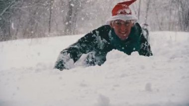Adam kafa ilk derin kar ve eğlenceler içinde kış orman içine dalış. Ağır çekim