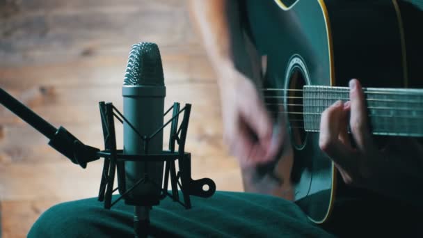 Καταγραφή ακουστική κιθάρα στο στούντιο — Αρχείο Βίντεο