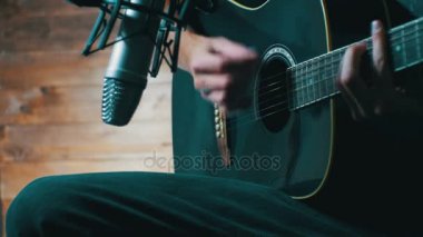 Ev stüdyosu üzerinde mikrofon akustik gitar kayıt müzisyen
